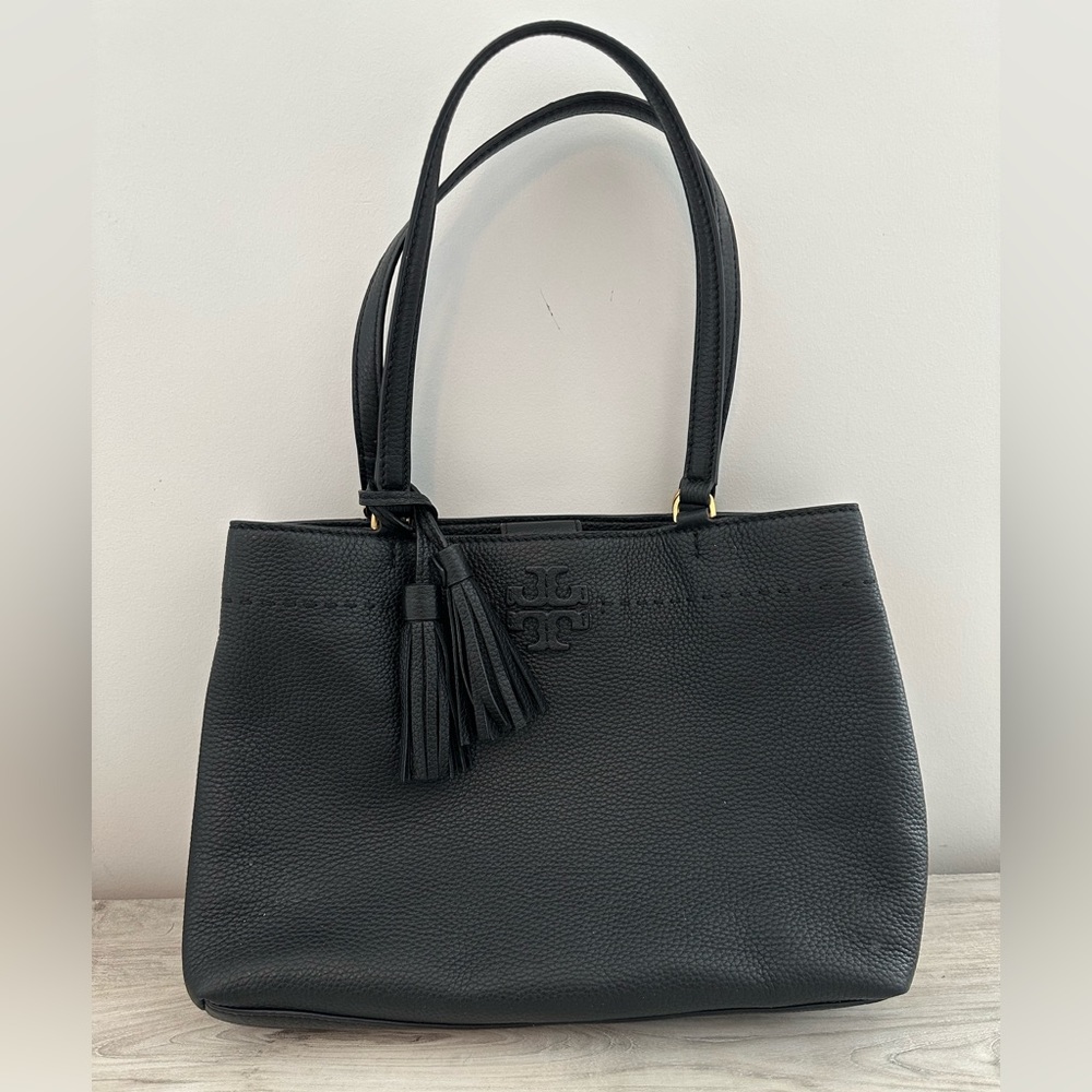 Used Tory Burch McGraw tote. In EXCELLENT condition.